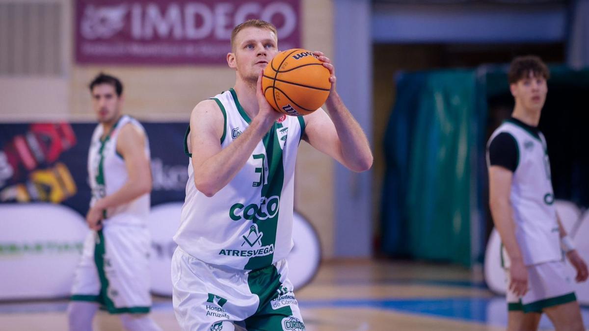 Rokas Gadiliauskas lanza un tiro libre.