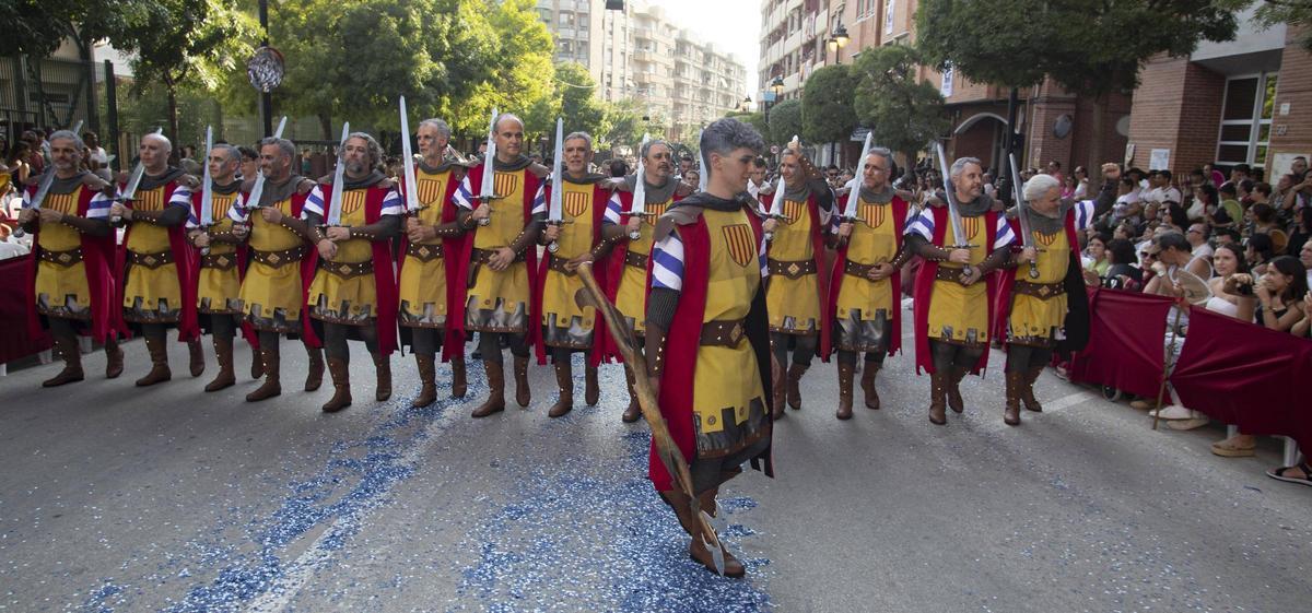 Una escuadra desfilando en la Entrada de Moros i Cristians de Ontinyent, en 2024.