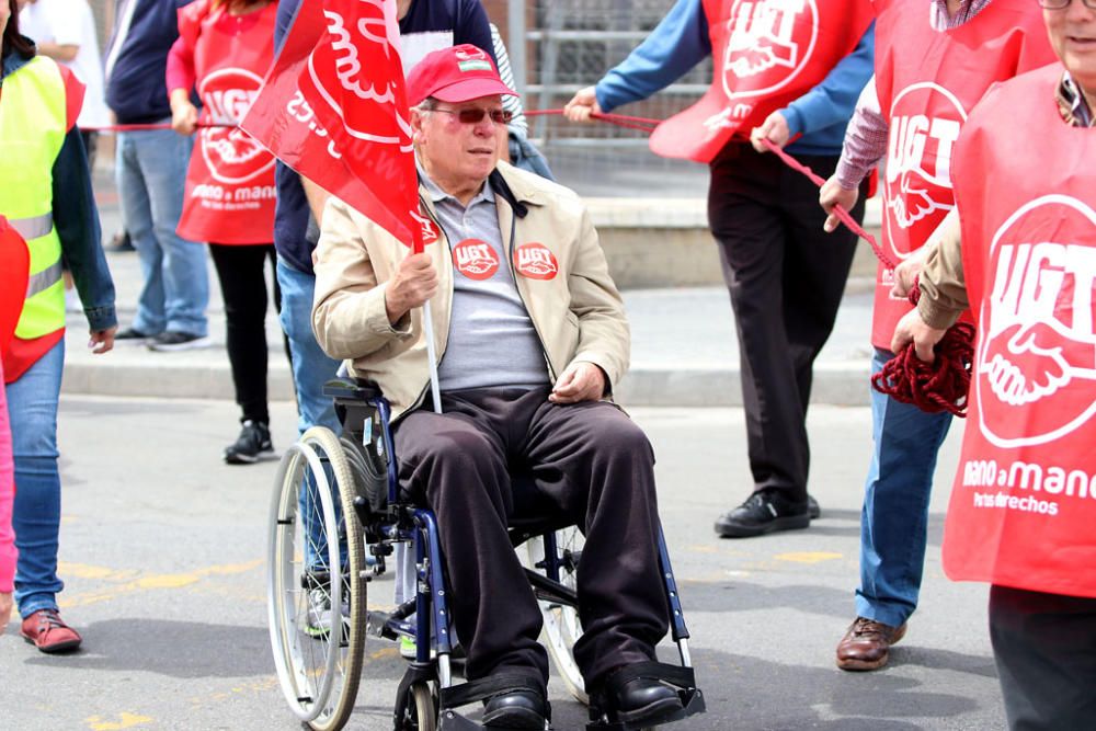 Miles de personas participan en la marcha convocada por los sindicatos para este martes, Día Internacional del Trabajo