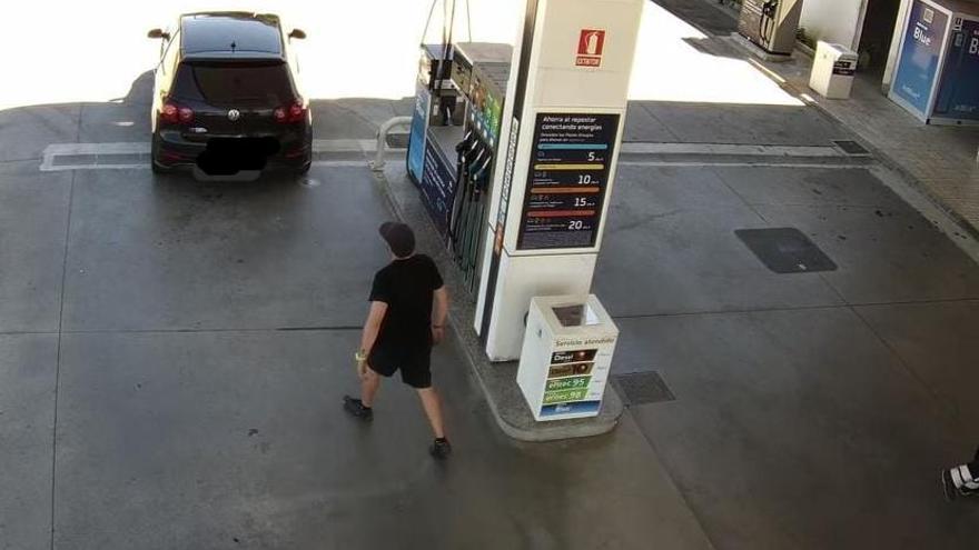 Colocó en su coche matrículas robadas para irse sin pagar de gasolineras