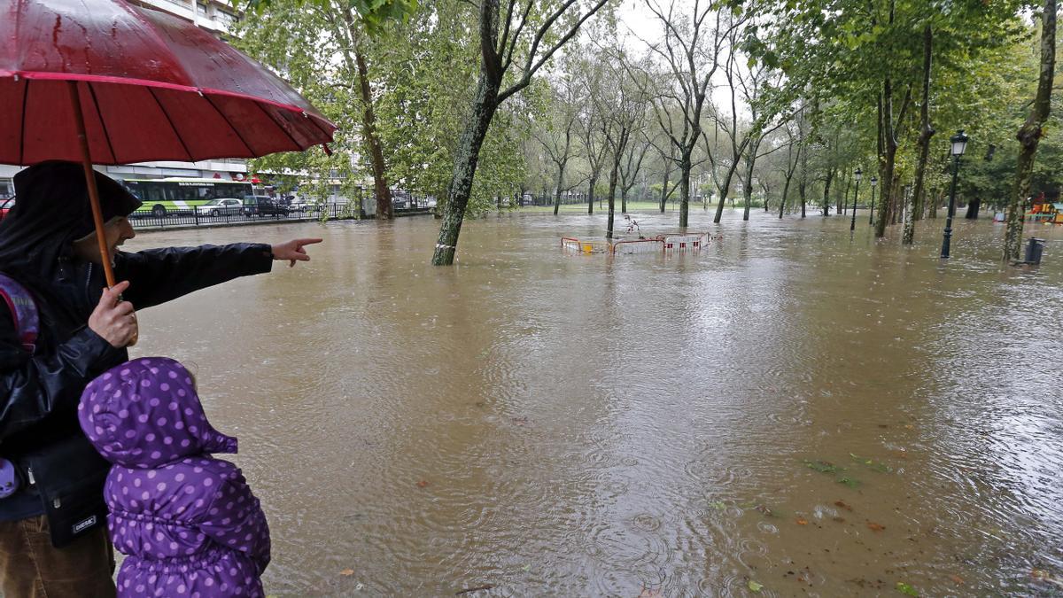 Inundación del Lagares a su paso por el Parque de Castrelos, en 2014