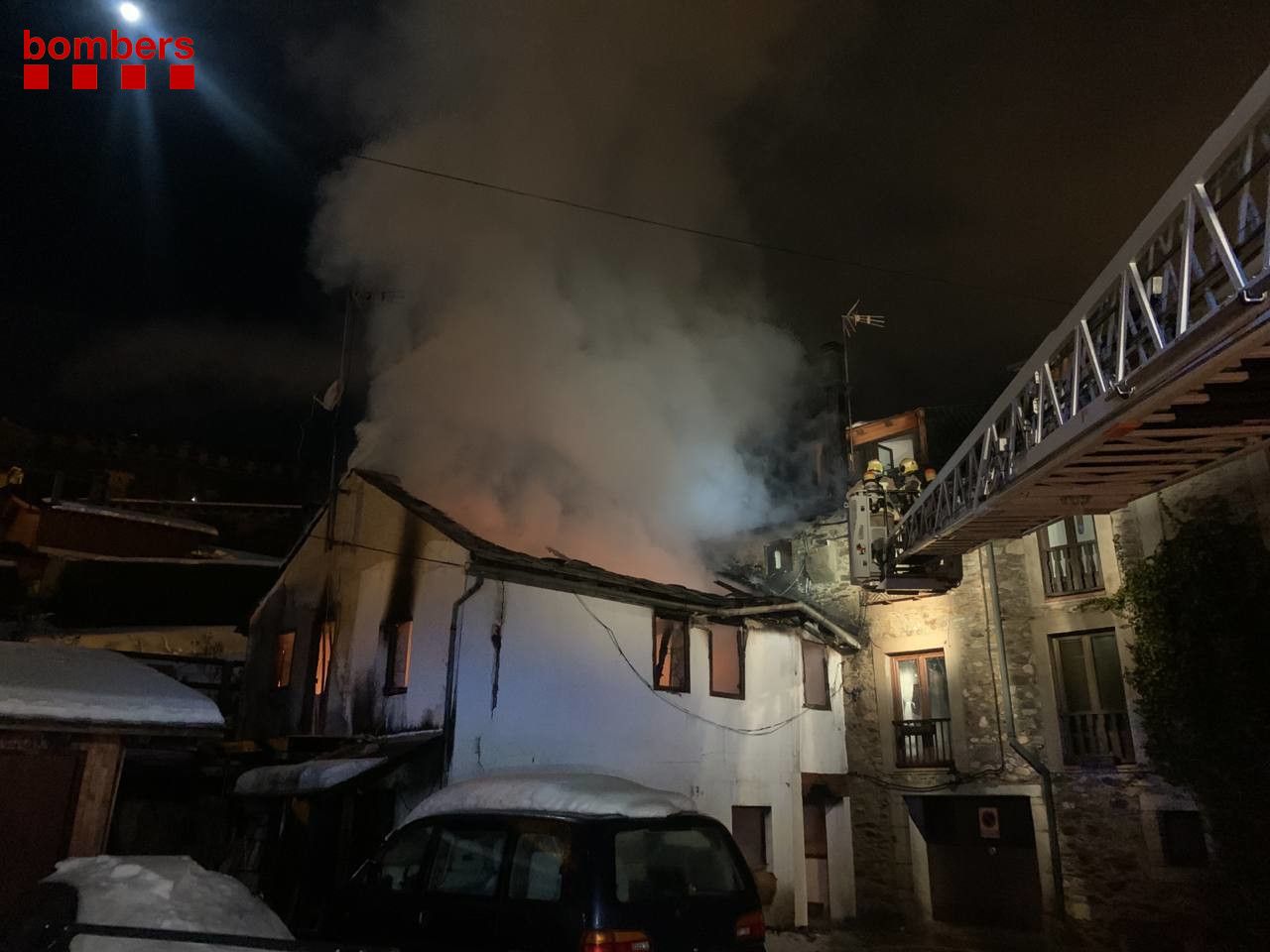 Incendi espectacular en una casa de la Molina