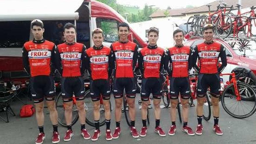 Equipo del Froiz que participa en la Vuelta a Navarra. // FdV