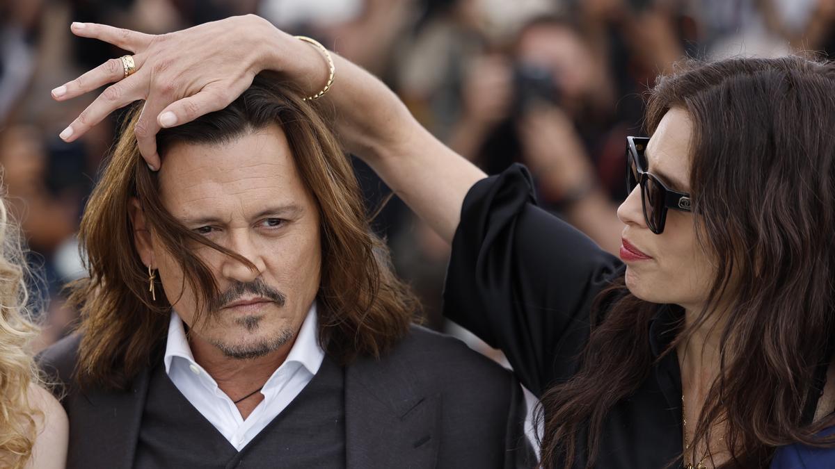 La directora y actriz Maïwenn aparta el pelo de la cara a Johnny Depp, en el pose ante la prensa de la presentación de la película &quot;Jeanne du Barry&quot;.
