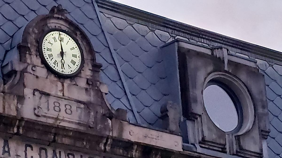 El reloj del Ayuntamiento de Siero, 130 años de historia y una semejanza  con el de la Puerta del Sol - La Nueva España