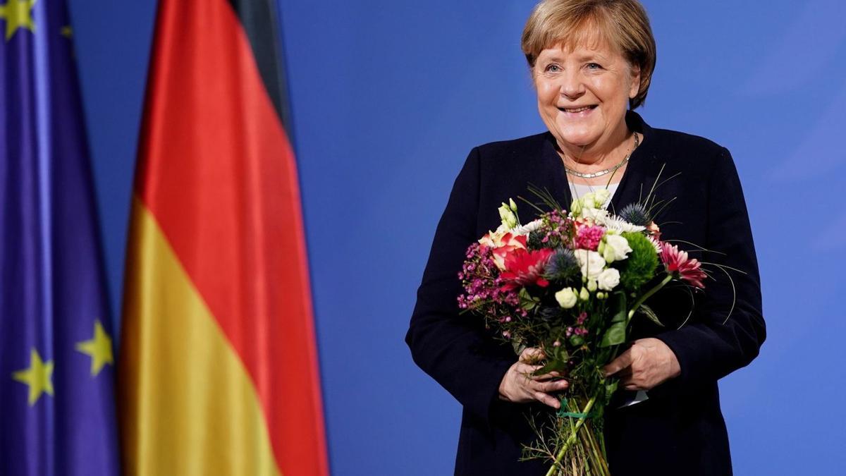 Angela Merkel, amb un ram de flors, el dia del seu comiat com a cancellera. | EFE