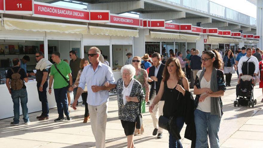 Gran afluencia de público en el primer fin de semana de la 45 edición de la Feria del Libro de Málaga.