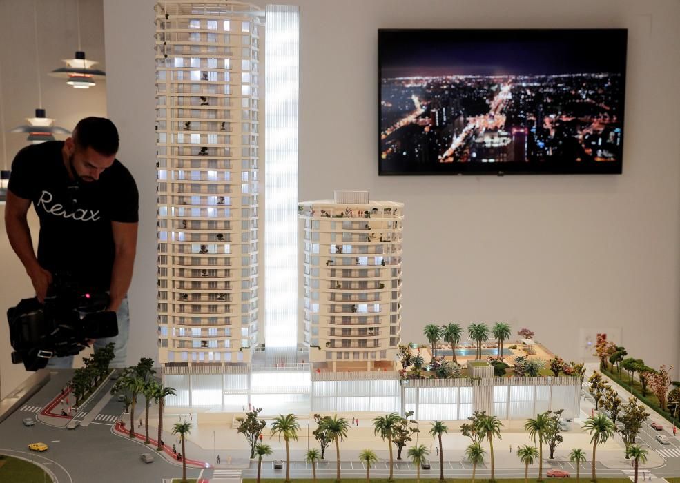 Un cámara graba la maqueta del edificio residencial más alto de València, la torre Ikon, de 29 plantas y diseñadas por el Taller de Arquitectura de Ricardo Bofill, que se construirá junto al futuro nuevo estadio del Valencia CF.