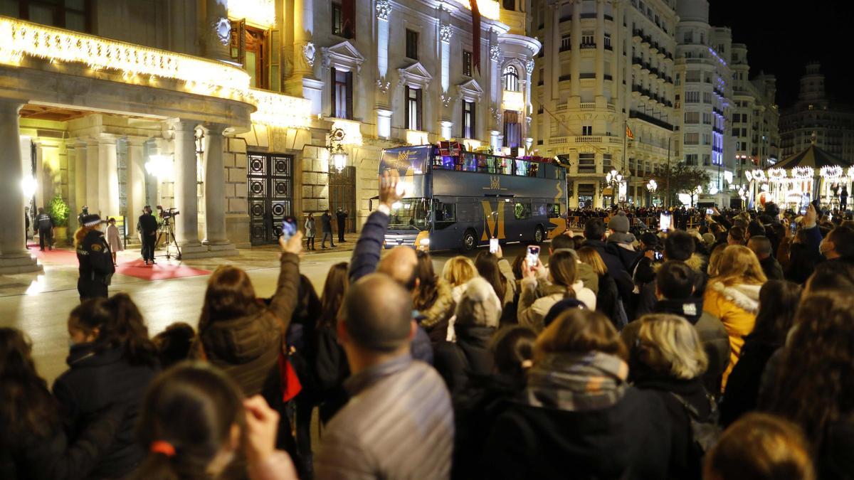 Aglomeraciones en la plaza del Ayuntamiento de València para ver a los Reyes Magos