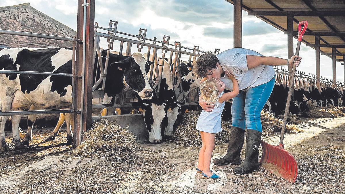 Una payesa besa a su hija. La fotografía consiguió el segundo premio de Ganadería.