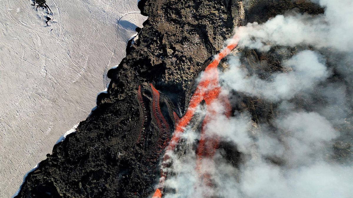La lava fluye sobre la nieve en el volcán Etna