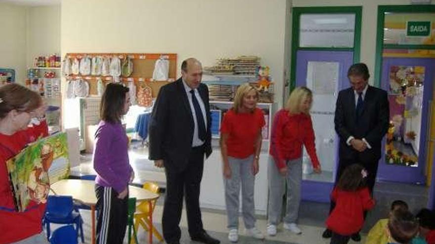 Rogelio Martínez visitó ayer el centro de A Farixa.  // FdeV