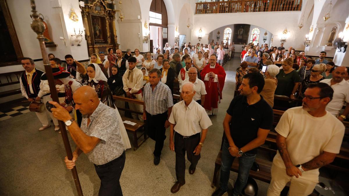 Torres Peters entra en la iglesia de Sant Antoni para dar su última misa en Eivissa.