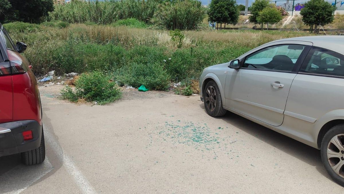 Uno de los veinte vehículos asaltados en Barriomar el mes pasado.