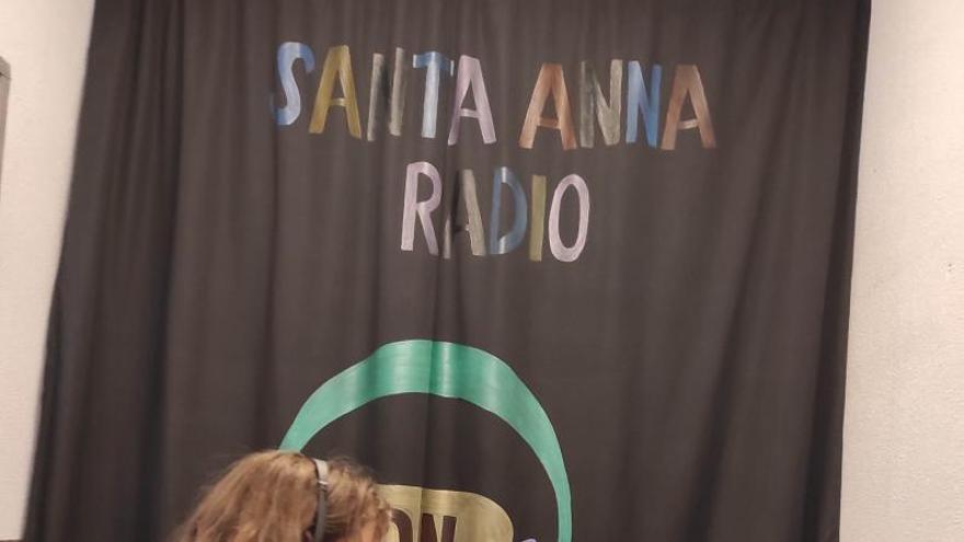 Una alumna se prepara para iniciar el programa de radio.