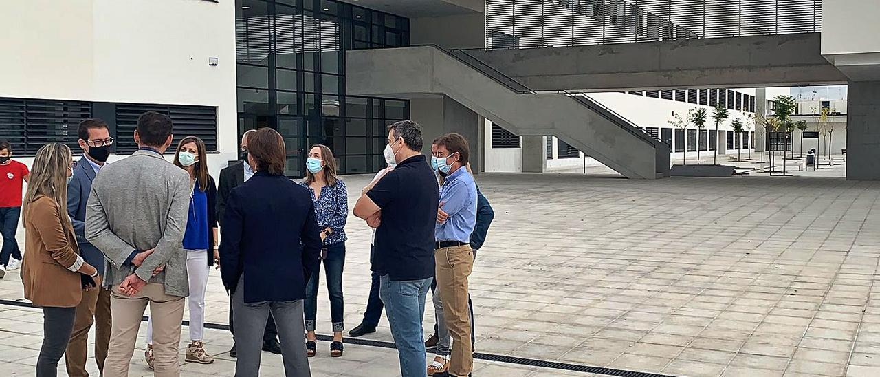 Un momento de la visita ayer a las nuevas instalaciones que gana Educación en Elche. | INFORMACIÓN