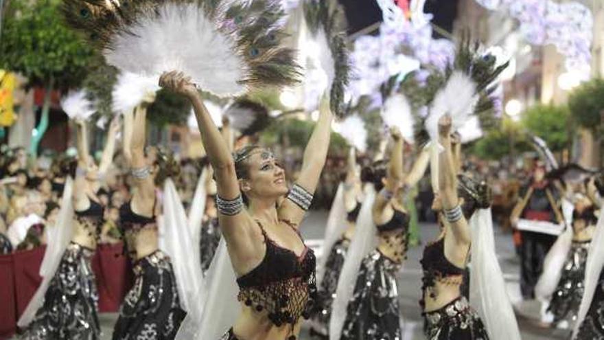 Un grupo de festeras del grupo de baile de la Armengola, durante la espectacular Embajada Mora.