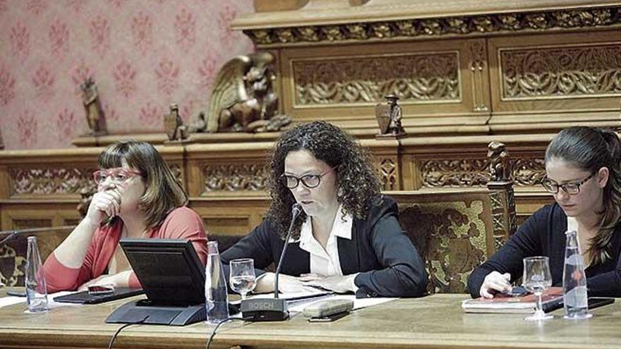 Cladera durante el pleno, junto a las dos vicepresidentas Busquets y Ribot, con semblante serio.