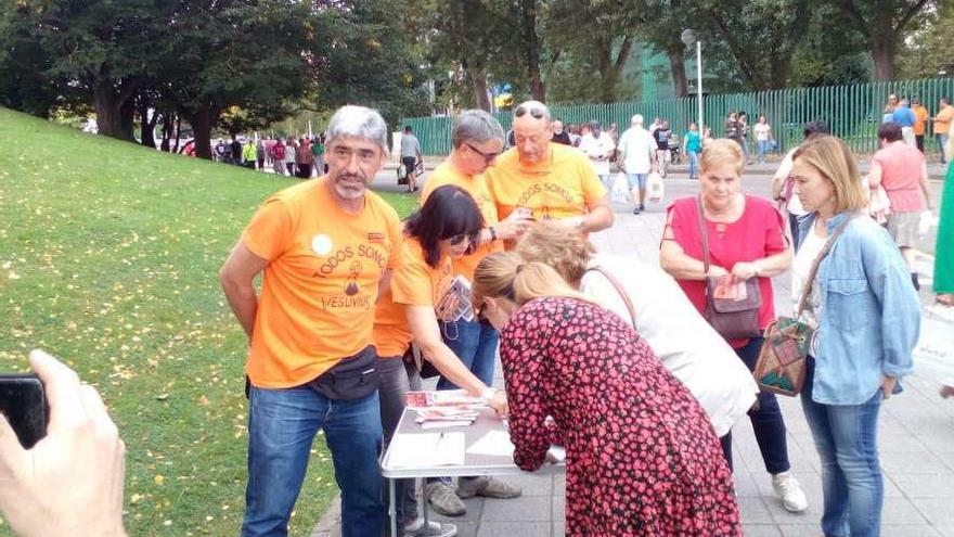 Recogida de firmas, ayer, en Gijón.