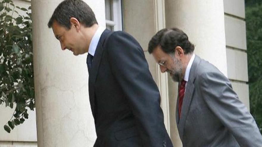 Imagen de archivo de José Luis Rodríguez Zapatero y Mariano Rajoy entrando en el Palacio de la Moncloa.