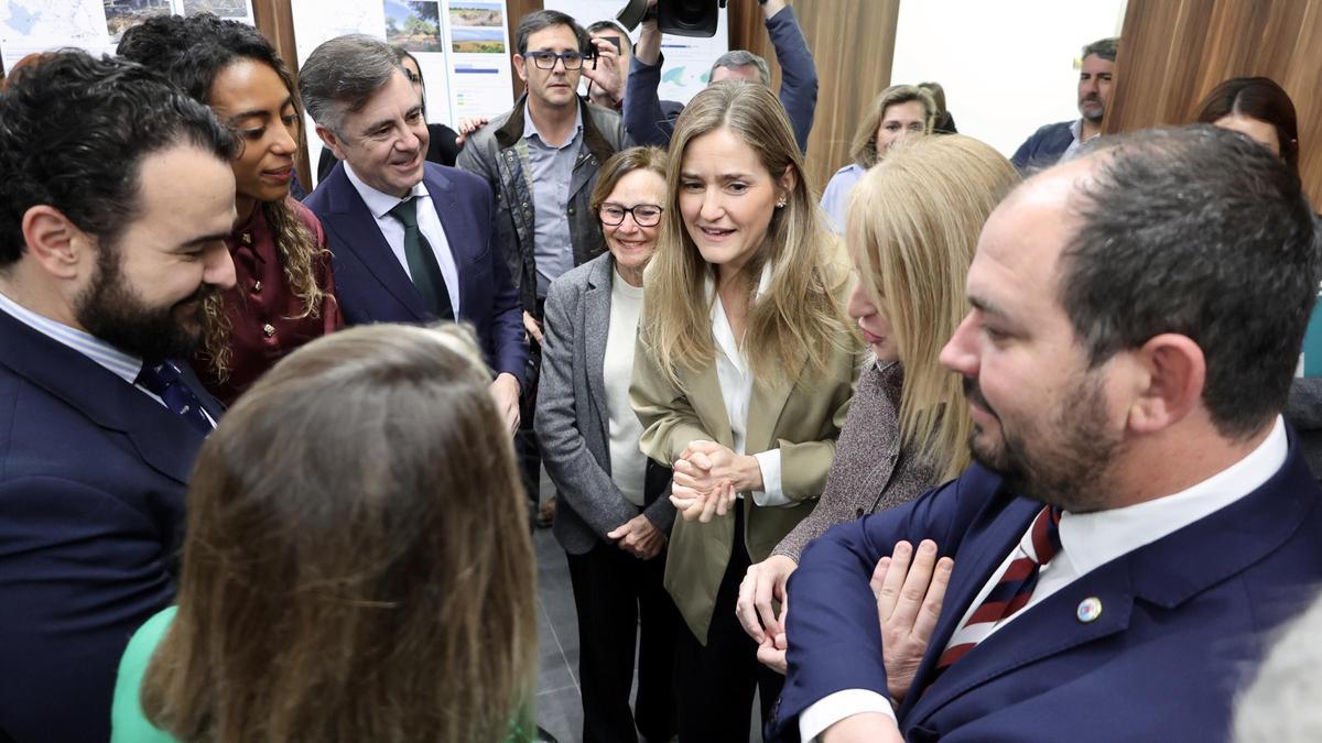 La ministra para la Transición Ecológica, Sara Aagese, la semana pasada en la sede de la Delegación del Gobierno en Murcia, junto con los alcaldes ribereños