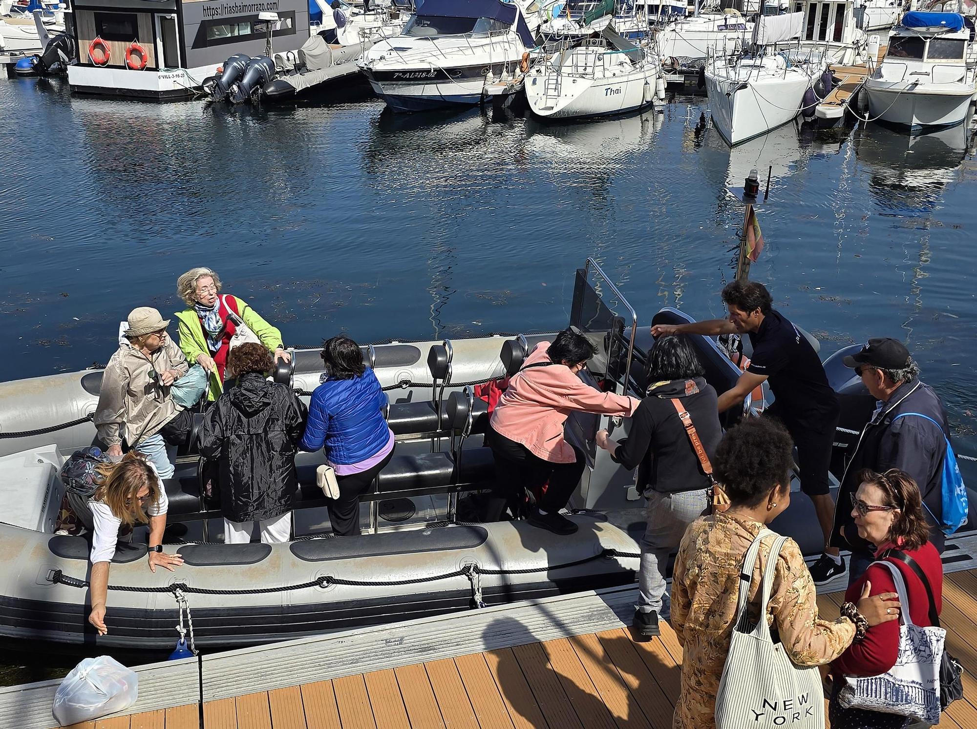 Visitantes y cruceristas del Island Sky y Costa Favolosa animaron un Vigo soleado