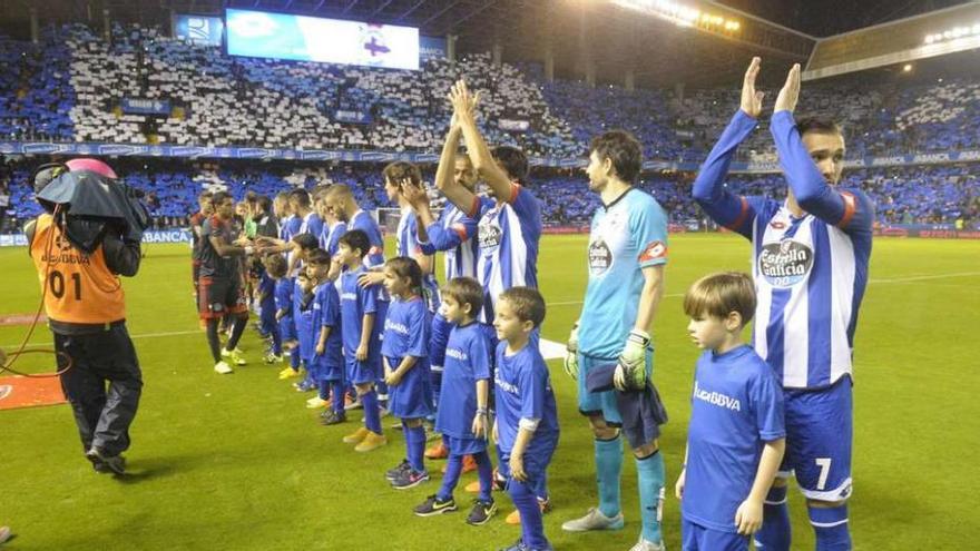 Los jugadores deportivistas saludan a los aficionados de Riazor durante el derbi de la temporada pasada en el estadio coruñés.