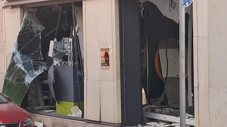 Asaltan de madrugada en banco en Casinos
