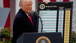 Trump, extasiat amb la seva pròpia estratègia però amb escassos resultats, amenaça de reactivar la guerra comercial i dispara la incertesa
