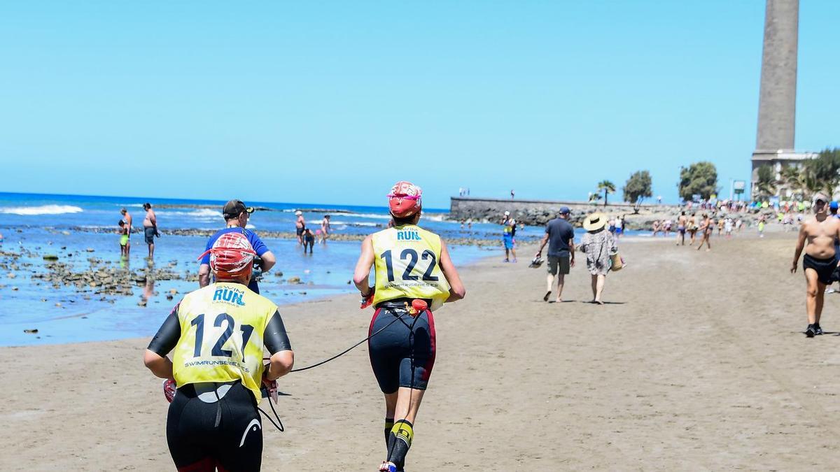 Imagen de archivo de la última edición de la SwinRun Gran Canaria a la altura del Faro de Maspalomas