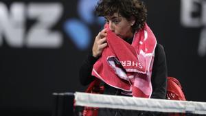 Spain’s Carla Suarez Navarro leaves the court following her second round loss to Ukraine’s Dayana Yastremska at the Australian Open tennis championships in Melbourne, Australia, Thursday, Jan. 17, 2019. (AP Photo/Mark Schiefelbein)