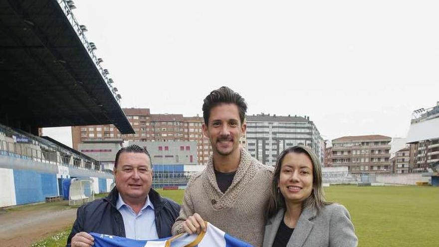 Bidari García, entre José Luis Tamargo (director deportivo) y Dennis Colmenares (gerente).