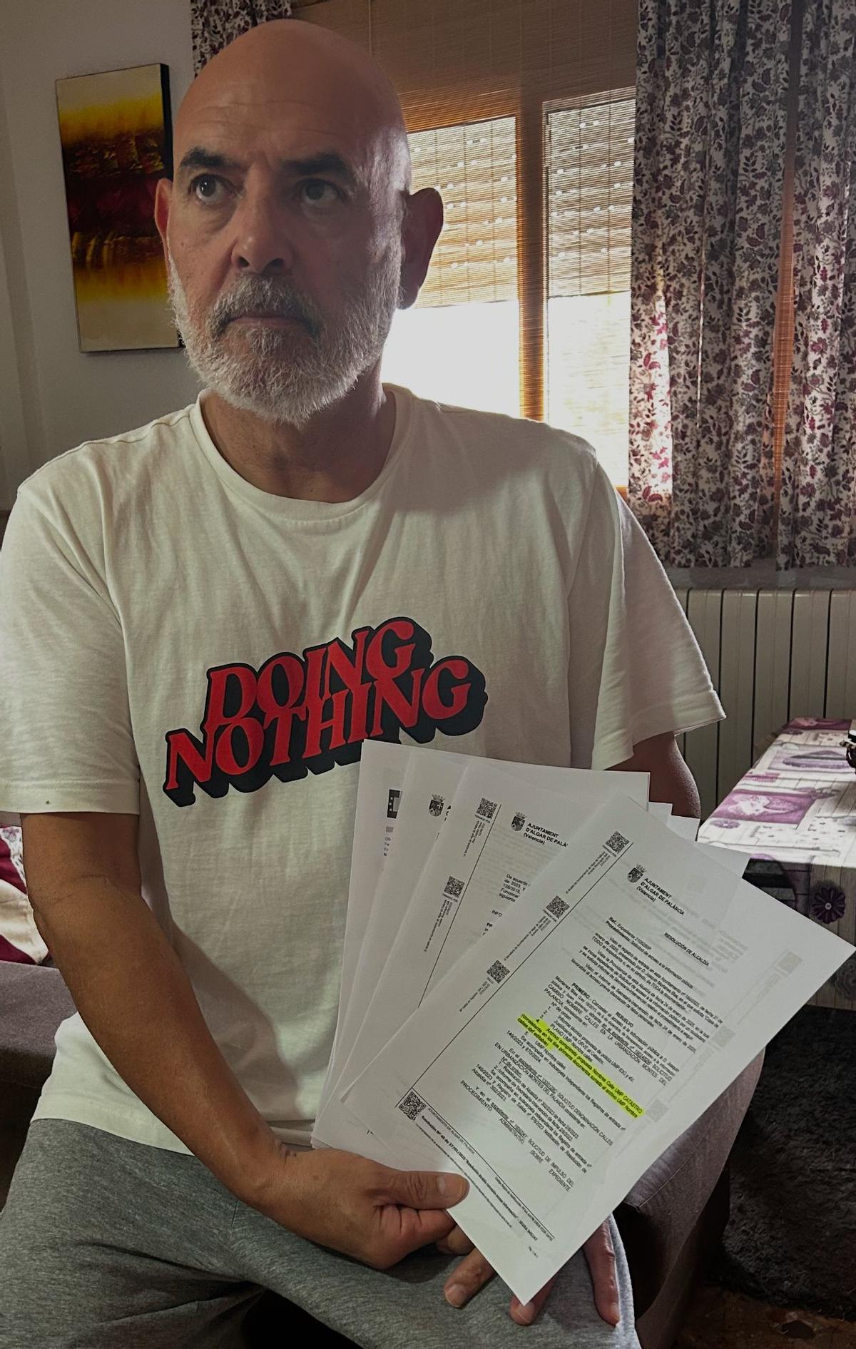 El vecino reclamante con toda la documentación