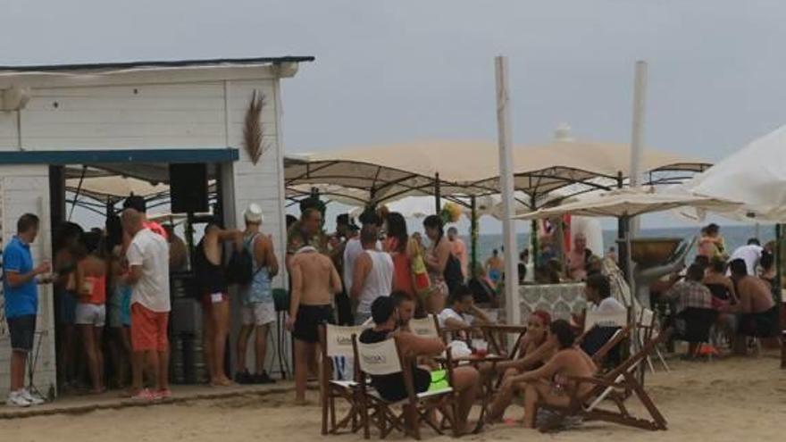 Gandia negocia con Costas mantener las pérgolas de los chiringuitos de la playa