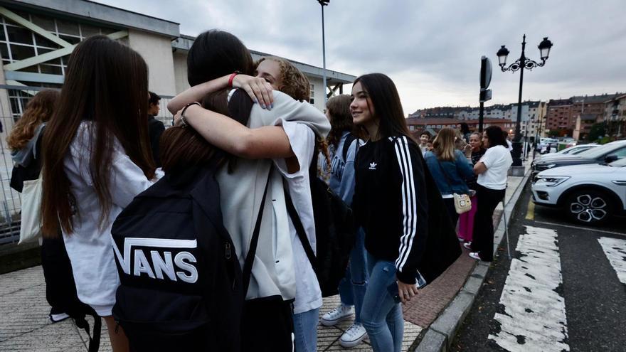 Los escolares asturianos vuelven a las aulas: &quot;Nerviosas por el cambio de clase y compañeros. Cuesta la vuelta a la rutina&quot;