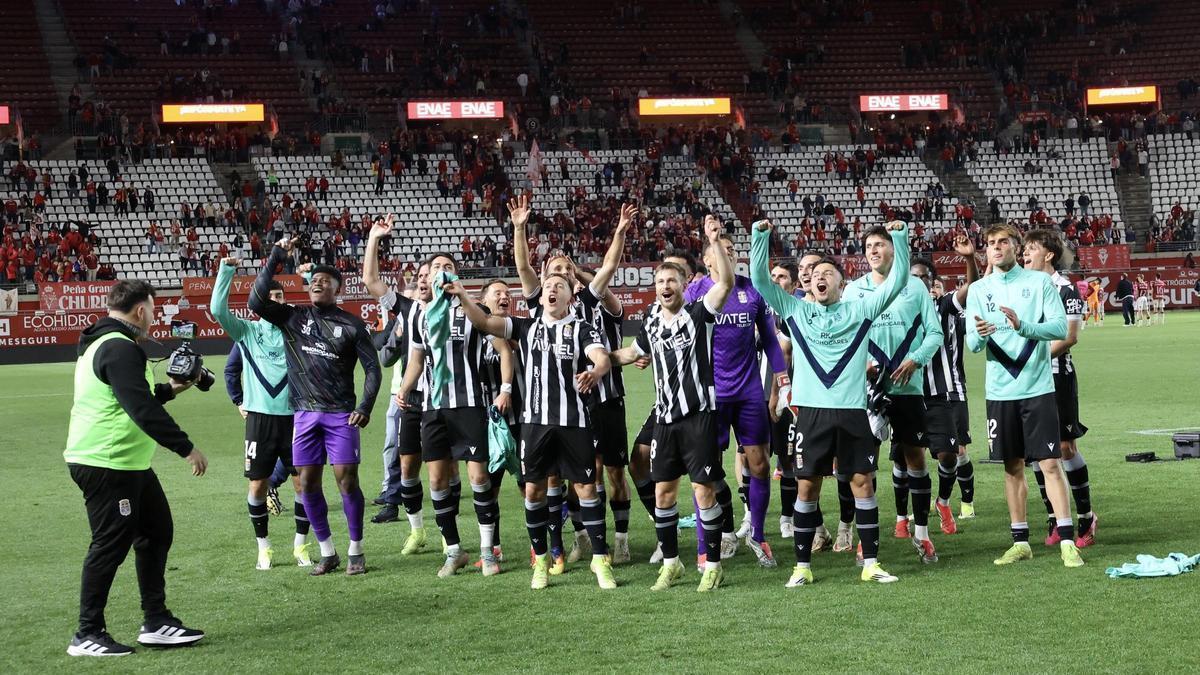 Los jugadores del FC Cartagena celebran su victoria en el derbi