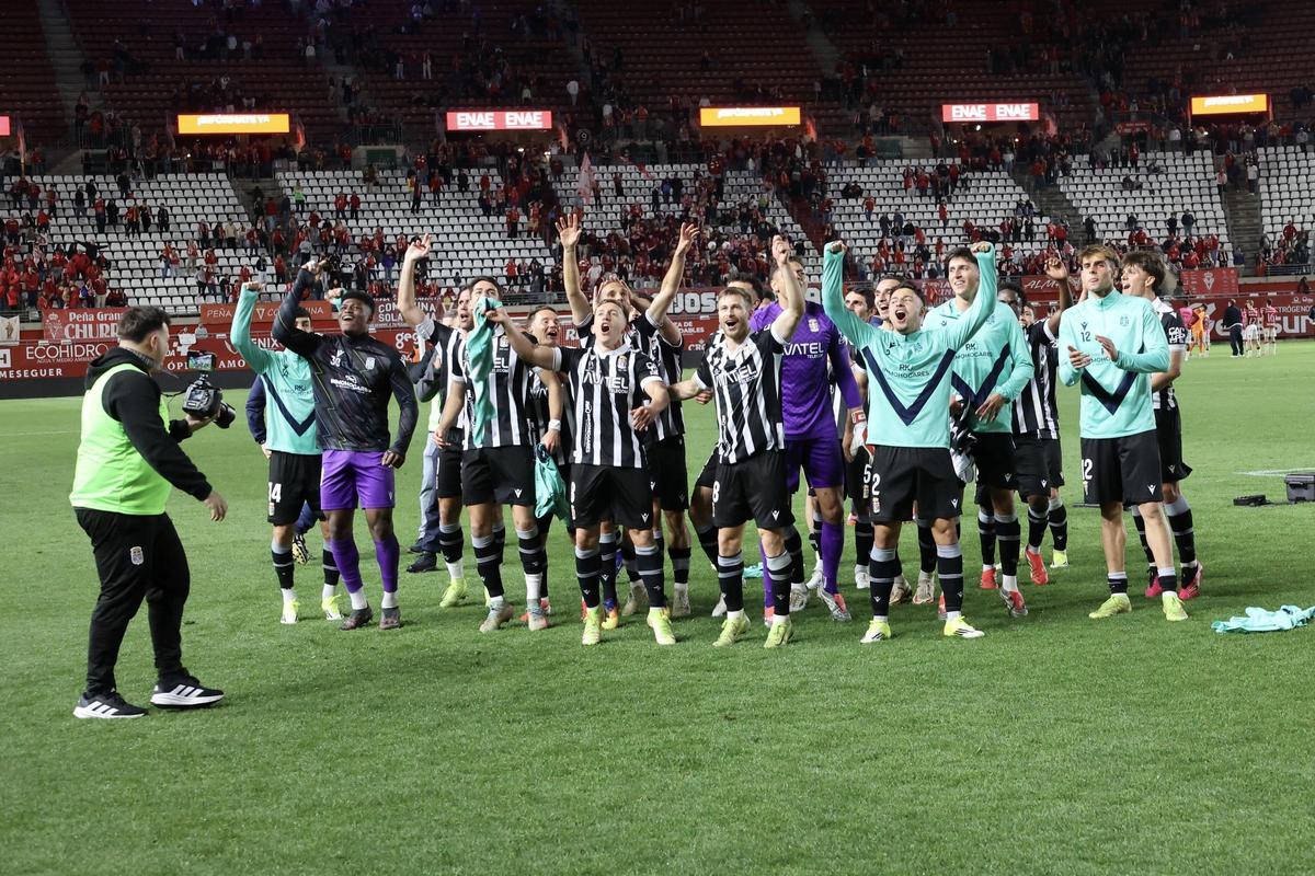 Los jugadores del FC Cartagena celebran su victoria en el derbi