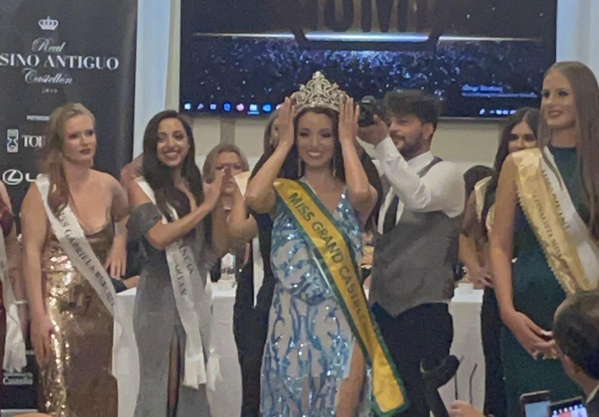 Momento en el que Nacary Rey Meneses fue coronada como Reina del Miss Grand Castellón.