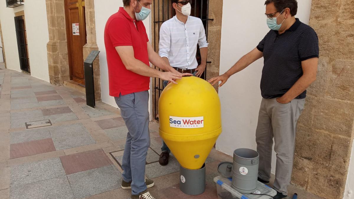 Prueban en Xàbia las boyas inteligentes que analizan la calidad del agua del mar