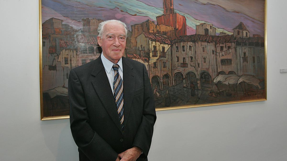 Francisco Pedra, en una imagen de archivo, junto a una de sus pinturas.