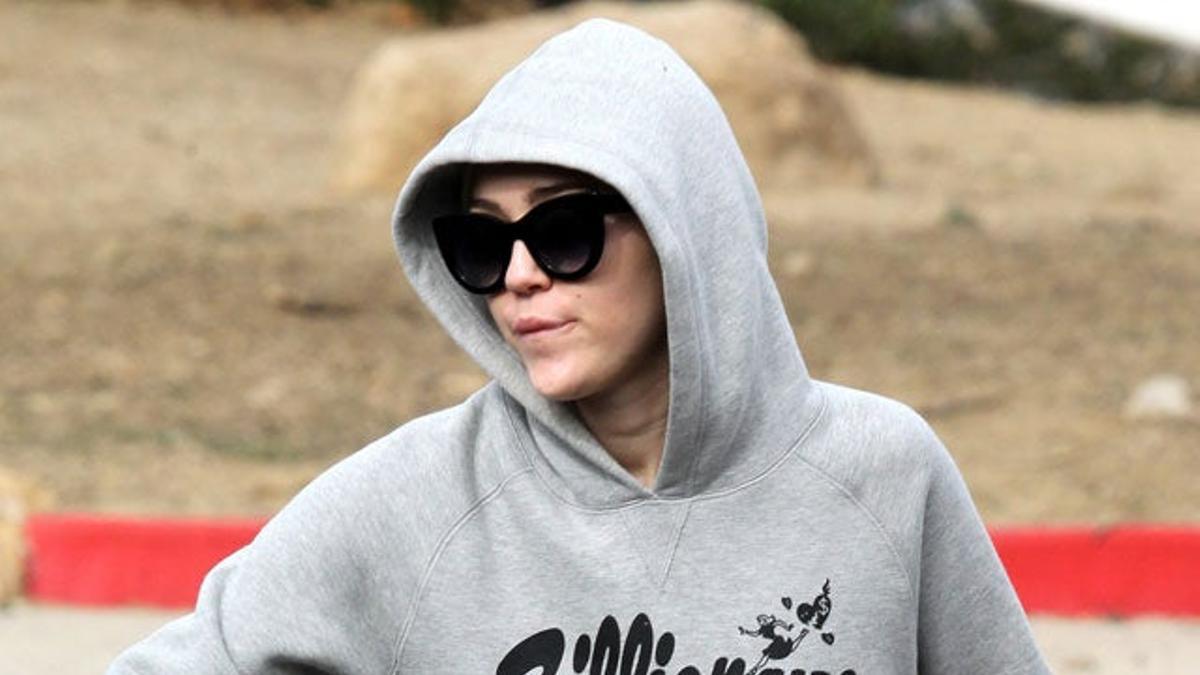 Miley Cyrus saca al perro en compañía de su padre - Cuore