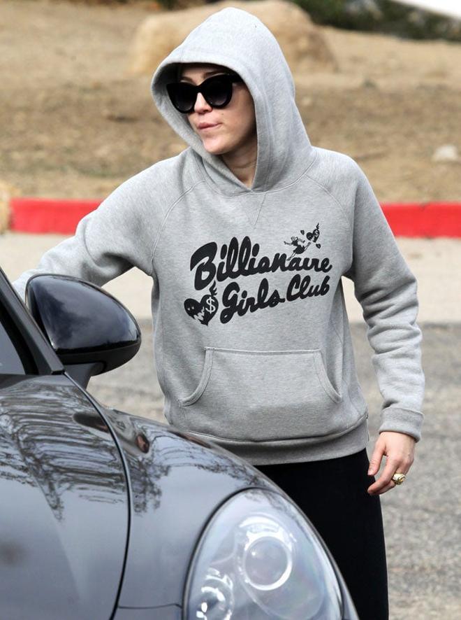 Miley Cyrus saca al perro en compañía de su padre