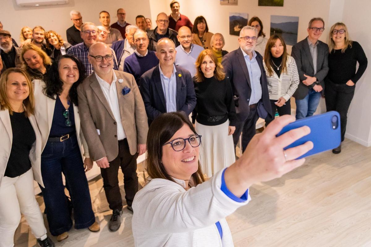 Gemma Geis fent -se una foto amb la militància i Jordi Turull.