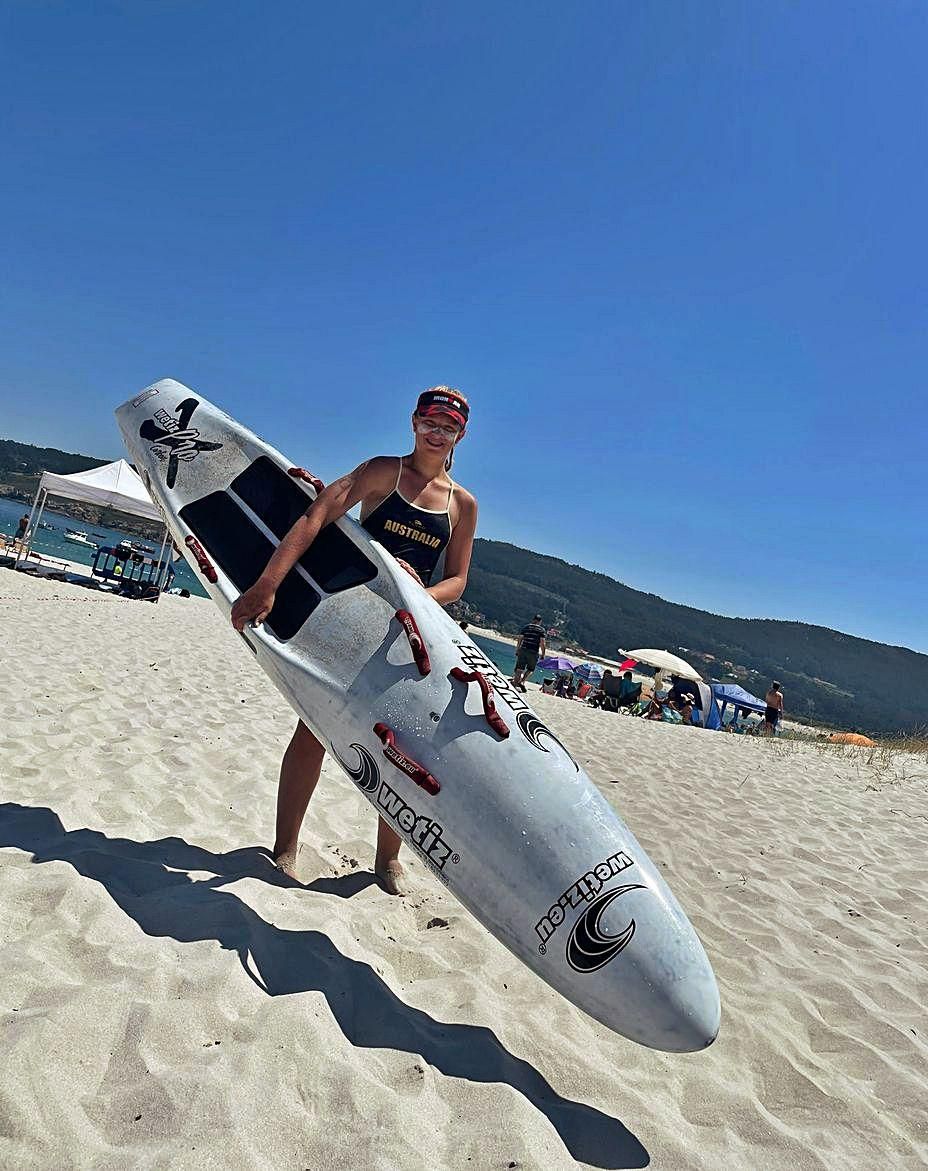 Marina Meana, con una tabla de surf en la playa de Laxe, en La Coruña.