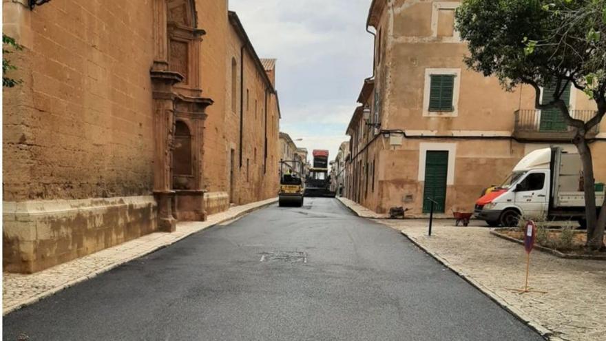 Actuación de asfaltado en una calle de Llucmajor. |