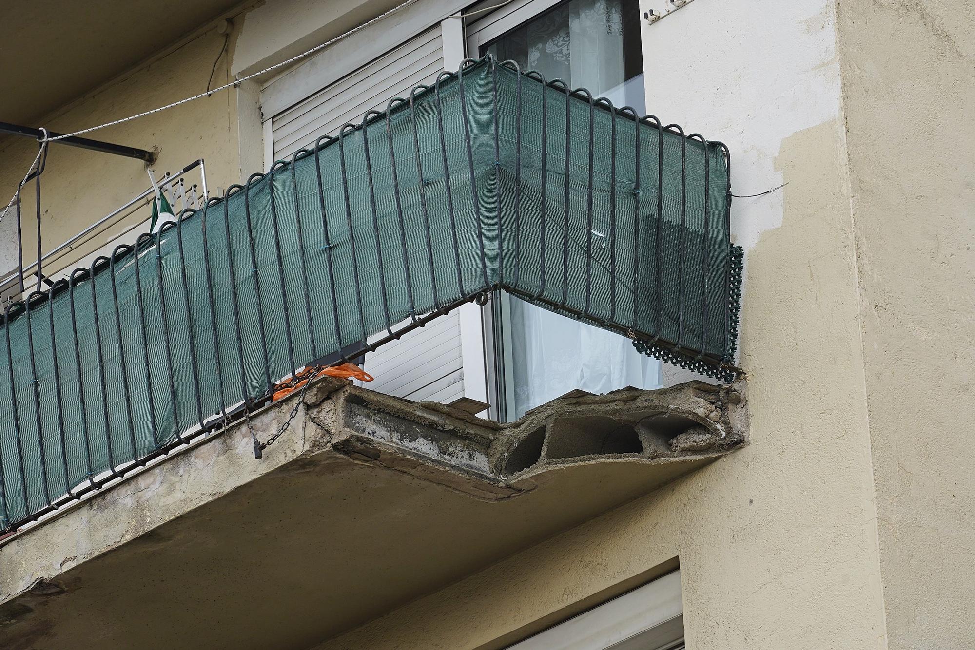 Es desprenen parts de dos balcons d'un bloc de pisos de Salt