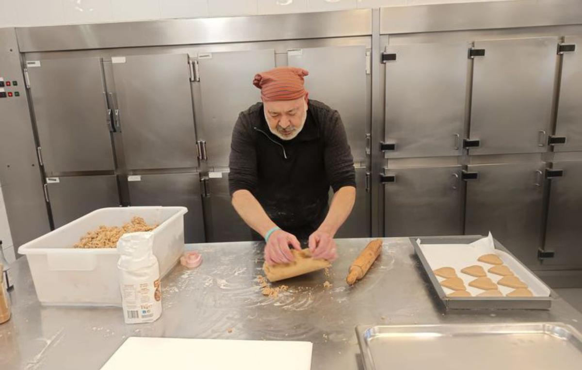 1. Miguel Ángel de Dios, con integrantes de Rey Pelayo. 2. Florentino Menéndez, con los preparativos del menú  3. Una de las colaboradoras  de la Cocina Económica 4. Entrega del reconocimiento de Rey Pelayo a la cofradía. 5. Pepa Sanz, con los participantes en la actividad. | LUISMA MURIAS / LNE