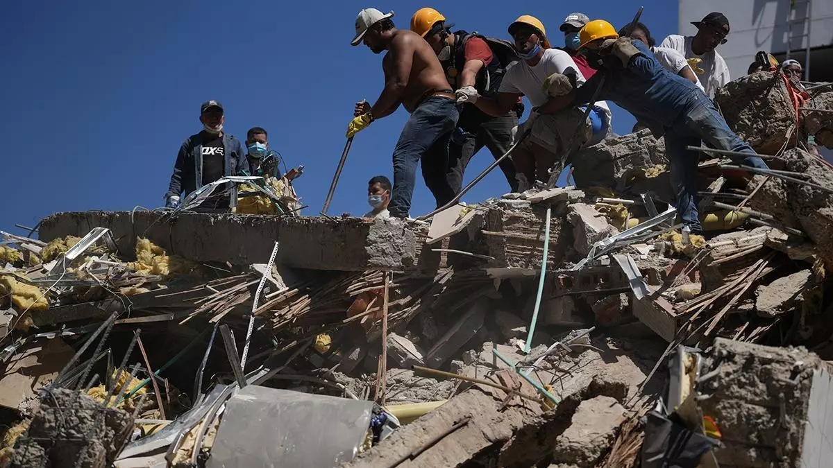 Colombia, estremecida por un terremoto de magnitud 7,4 que obliga al Gobierno a declarar la situación de "desastre nacional"