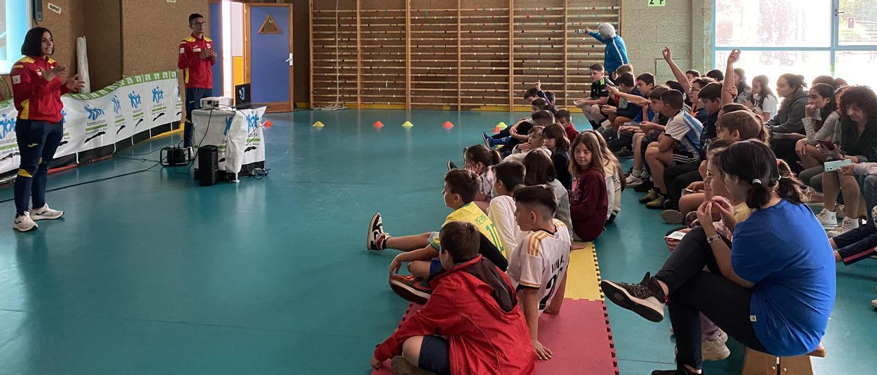 Laura Campos y Houssame Benabbou durante la presentación didáctica en el gimnasio del CEIP Donoso Cortés de Cáceres.