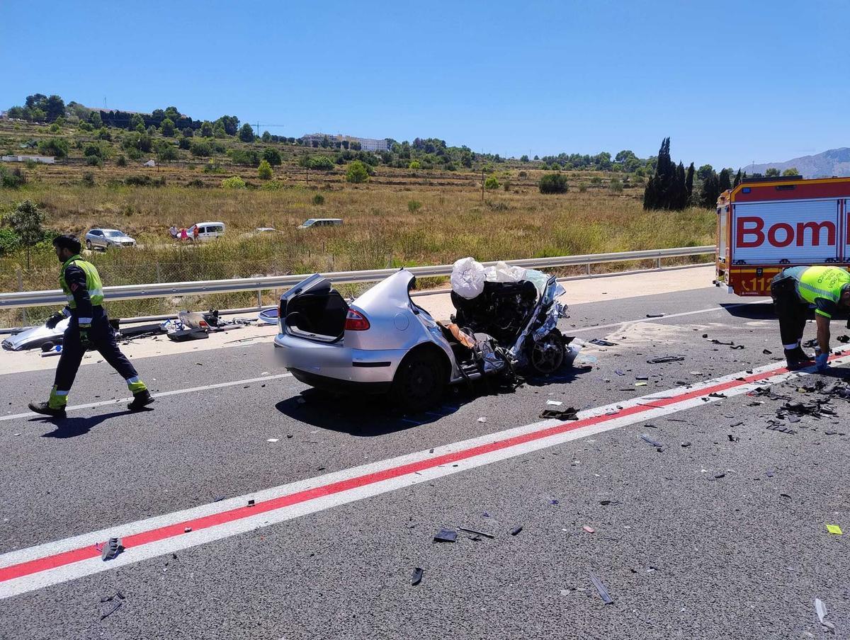 Dos fallecidos y dos heridos graves en un brutal accidente de tráfico en Benissa